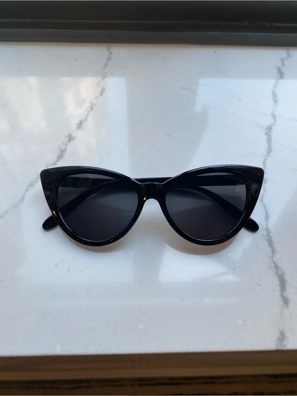 SUNGLASSES - cat eyes
